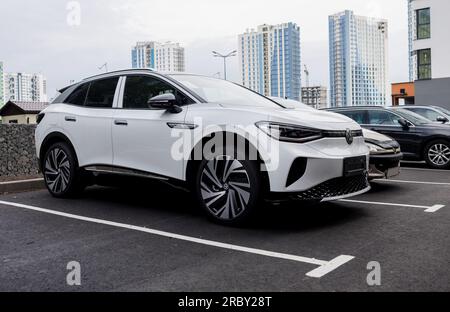 Minsk, Biélorussie, juillet 2023 - Volkswagen ID.4 véhicule électrique sur le parking. vw id4 Banque D'Images