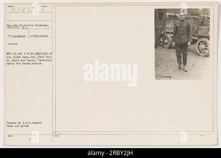 Légende factuelle : Sgt. 1st cl. Morris Fineberg a pris cette photographie (111-SC-27463) le 15 octobre 1918 à Ambly sur Meuse, France. La photo montre le 1st Lt Leo T. Rock, aumônier du 314th Regiment Infantry dans la 79th Division. Il se tient près d'une église catholique. La date de délivrance et d'approbation de la censure n'est pas fournie. » Banque D'Images