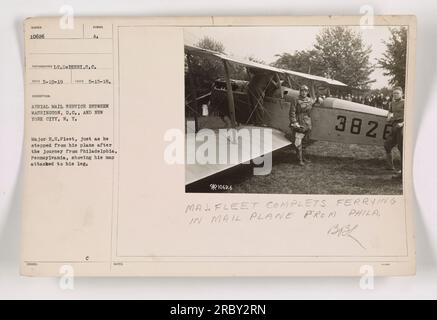 Le major R. H. Fleet est vu ici sortir de son avion après avoir terminé un voyage de service de courrier aérien de Philadelphie, Pennsylvanie à Washington, DC, et New York City, New York, New York Il peut être vu avec une carte attachée à sa jambe. Cette photographie a été prise le 15 mai 1918, dans le cadre des activités militaires américaines pendant la première Guerre mondiale. Banque D'Images