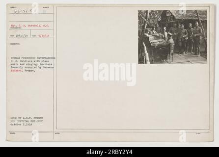 Les prisonniers allemands divertissent les soldats américains avec de la musique de piano et des chants dans des quartiers autrefois occupés par les Allemands à Monsard, en France. La photographie a été prise le 13 septembre 1918 par le photographe Yv508 8RBA. J. A. MARSHALL, S.C. Il a été publié le 2 octobre 1918, et détenu par le censeur de l'A.R.F. pour un usage officiel seulement. Banque D'Images