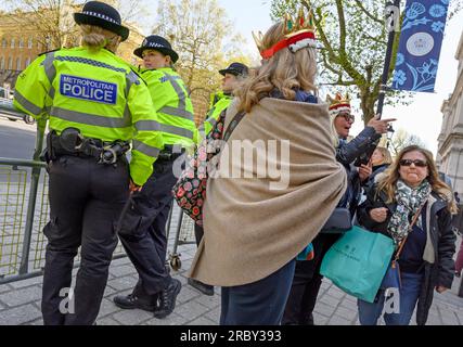 Londres, Royaume-Uni. Femmes officiers de police métropolitaine en service à Whitehall le week-end du couronnement, mai 2023 Banque D'Images