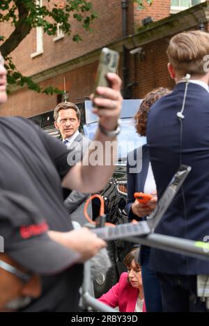 Carl Dinnen, correspondant politique d'ITN, à Downing Street avec le reste des médias du monde pour la visite du Président Biden, le 10 juillet 2023. Beth Rigby Banque D'Images