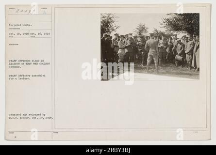 Officiers d'état-major assistant à une conférence pendant la première Guerre mondiale. Cette photographie, prise le 18 octobre 1916, montre le caporal Lubbe et d'autres officiers d'état-major de la classe RECO en liaison sur le terrain du Collège militaire de l'Armée de terre. La photo a été censurée et publiée par le censeur du M.I.D. le 19 octobre 1918. Banque D'Images