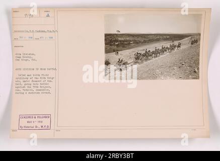 Soldats de la 40e division au camp Kearny à San Diego, en Californie, participant à une bataille simulée. Plus précisément, les 143e et 144e artillerie de campagne de la 80e brigade, sous le commandement du général Hall, engagent une attaque surprise contre la 79e brigade dirigée par le général Tuthill. Photographie prise le 19 avril 1918 par le lieutenant E. Jackson du signal Reserve corps. Censure et libération par la branche historique de la Division des plans de guerre le 9 mai 1918. Banque D'Images