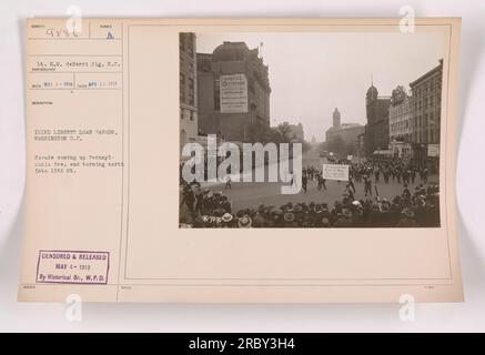 Frankfiled - Une 14e parade du troisième prêt à la liberté de SSUED, tenue à Washington D.C. le 26 avril 1918. Le défilé se déplace jusqu'à Pennsylvania Avenue et tourne vers le nord dans la 15th Street. Cette photographie a été prise par le lieutenant E.M. deBerri et SIG. R.C. Photographe Reco. Il a été censuré et publié le 4 mai 1918 par la branche historique de W.P.D. Banque D'Images