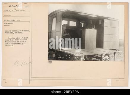 Vue intérieure de la salle des cartes de Sumber Balloon School, Post Field, fort Sill, Oklahoma. La salle sert de hub pour vérifier les données reçues du ballon et les transmettre aux batteries. Photo prise en août 1918 par le photographe RECIO. Banque D'Images