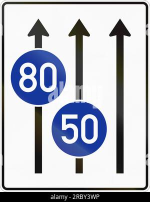 Panneau routier allemand : trois voies avec des vitesses minimales sur la voie centrale et gauche. Banque D'Images