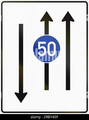 Panneau routier allemand : deux voies avec vitesse minimale sur la voie de gauche et circulation venant en sens inverse. Banque D'Images