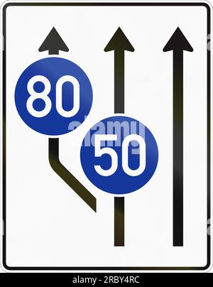 Panneau routier allemand : deux voies devenant trois voies avec des vitesses minimales sur la voie centrale et gauche. Banque D'Images