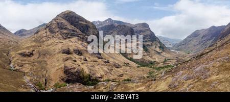 les trois sœurs de glencoe ont élevé la vue panoramique vers le loch achtriochtan au loin Banque D'Images