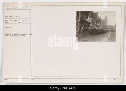 Des soldats américains de la 125e division d'infanterie de la 32e division sont photographiés à Mayen, en Allemagne. La photo a été prise par le lieutenant Dewell le 26 février 1919, mais les événements présentés se sont produits le 7 décembre 1918. L'image représente un groupe de troupes du 125e régiment d'infanterie. Banque D'Images