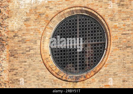 Fenêtre ronde d'une vieille église dans le centre de Venise, Italie. Banque D'Images