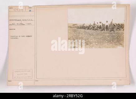 Soldats pratiquant le lancer de grenades à main pendant la première Guerre mondiale La photographie, prise par le signal corps U.S.A le 26 mars 1917, montre les soldats engagés dans un exercice d'entraînement. L'image a été publiée et diffusée par la Division War College le 23 mars 1913. Photographe : inconnu. [Légende : 111-SC-8934 - soldats pratiquant le lancer de grenades à main pendant la première Guerre mondiale] Banque D'Images