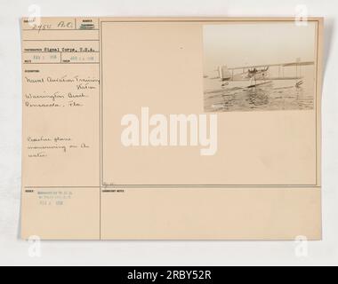 Station d'entraînement de l'aviation navale à Warrington Beach, Pensacola, Floride. Cette photographie montre des avions qui s'entraînent à manœuvrer sur l'eau. L'image a été prise le 26 janvier 1918 par le signal corps, aux États-Unis Il a été publié par W.C.D à la Division photo le 2 février 1918. Les notes de laboratoire indiquent que le numéro de référence de la photo est SP2954. Banque D'Images