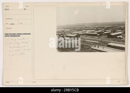 Soldats en formation au camp DRW, American Sark, Washington ou peut-être au camp Funston à fort Riley, Kansas. L'image montre une vue plongeante du camp, avec des tentes et diverses activités militaires. La photographie a été prise en 1919. Banque D'Images