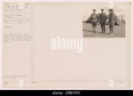 Lieutenant E.N. Jackson du signal corps est vu sur cette photographie prise le 29 octobre 1918, interrogeant deux prisonniers de guerre allemands à Corbie, somme, France. Les prisonniers sont des sergents-majors du Scottish Black Watch Regiment. La photo a été transmise par le censeur de l'A.E.F. le 24 décembre 1918. Banque D'Images