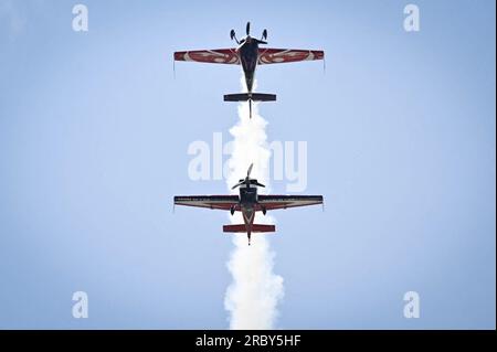 Paris, France. 11 juillet 2023. Illustration de deux Extra 330, équipe de voltige aérienne française lors des répétitions pour le flycast d'ouverture de la fête nationale du 14 juillet à Paris sous l'Arc de Triomphe à Paris le 11 juillet 2023. Photo Tomas Stevens/ABACAPRESS.COM crédit : Abaca Press/Alamy Live News Banque D'Images