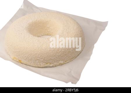 Gâteau à la noix de coco isolé sur fond blanc. Banque D'Images