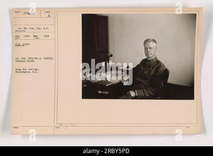 Lieutenant Wm. Fox, sur cette photographie prise en mai 1918, est vu avec ses collègues à l'Army War College à Washington, DC Sur l'image, le lieutenant-colonel William A. Castle, un membre de l'état-major général, est également présent. Les détails précis de la discussion ou le but de la réunion sont inconnus. Banque D'Images