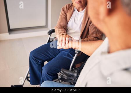 Handicap en fauteuil roulant, soutien et personnes âgées se tenant la main pour le soutien, l'empathie et les soins aux personnes âgées dans une maison de retraite. Réhabilitation, amour et Banque D'Images