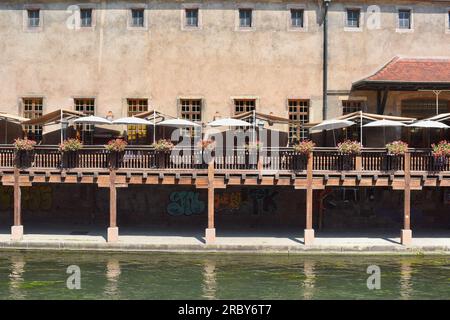 Strasbourg, France. 11 juillet 2023. La canicule estivale s’intensifie en France et en Europe. Résidents, travailleurs et touristes cherchent une protection contre les températures élevées, qui atteignent près de 40 degrés dans certaines villes françaises. 11 juillet 2023, à Strasbourg Nord-est de la France. Photo de Nicolas Roses/ABACAPRESS.COM crédit : Abaca Press/Alamy Live News Banque D'Images