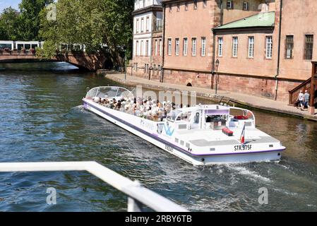 Strasbourg, France. 11 juillet 2023. La canicule estivale s’intensifie en France et en Europe. Résidents, travailleurs et touristes cherchent une protection contre les températures élevées, qui atteignent près de 40 degrés dans certaines villes françaises. 11 juillet 2023, à Strasbourg Nord-est de la France. Photo de Nicolas Roses/ABACAPRESS.COM crédit : Abaca Press/Alamy Live News Banque D'Images