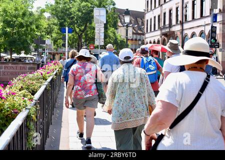 Strasbourg, France. 11 juillet 2023. La canicule estivale s’intensifie en France et en Europe. Résidents, travailleurs et touristes cherchent une protection contre les températures élevées, qui atteignent près de 40 degrés dans certaines villes françaises. 11 juillet 2023, à Strasbourg Nord-est de la France. Photo de Nicolas Roses/ABACAPRESS.COM crédit : Abaca Press/Alamy Live News Banque D'Images