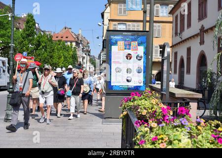 Strasbourg, France. 11 juillet 2023. La canicule estivale s’intensifie en France et en Europe. Résidents, travailleurs et touristes cherchent une protection contre les températures élevées, qui atteignent près de 40 degrés dans certaines villes françaises. 11 juillet 2023, à Strasbourg Nord-est de la France. Photo de Nicolas Roses/ABACAPRESS.COM crédit : Abaca Press/Alamy Live News Banque D'Images