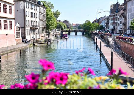 Strasbourg, France. 11 juillet 2023. La canicule estivale s’intensifie en France et en Europe. Résidents, travailleurs et touristes cherchent une protection contre les températures élevées, qui atteignent près de 40 degrés dans certaines villes françaises. 11 juillet 2023, à Strasbourg Nord-est de la France. Photo de Nicolas Roses/ABACAPRESS.COM crédit : Abaca Press/Alamy Live News Banque D'Images