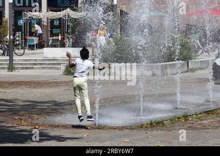 Strasbourg, France. 11 juillet 2023. La canicule estivale s’intensifie en France et en Europe. Résidents, travailleurs et touristes cherchent une protection contre les températures élevées, qui atteignent près de 40 degrés dans certaines villes françaises. 11 juillet 2023, à Strasbourg Nord-est de la France. Photo de Nicolas Roses/ABACAPRESS.COM crédit : Abaca Press/Alamy Live News Banque D'Images