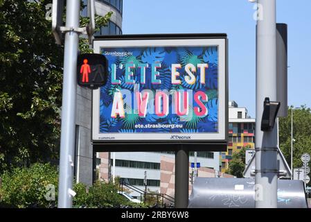 Strasbourg, France. 11 juillet 2023. La canicule estivale s’intensifie en France et en Europe. Résidents, travailleurs et touristes cherchent une protection contre les températures élevées, qui atteignent près de 40 degrés dans certaines villes françaises. 11 juillet 2023, à Strasbourg Nord-est de la France. Photo de Nicolas Roses/ABACAPRESS.COM crédit : Abaca Press/Alamy Live News Banque D'Images