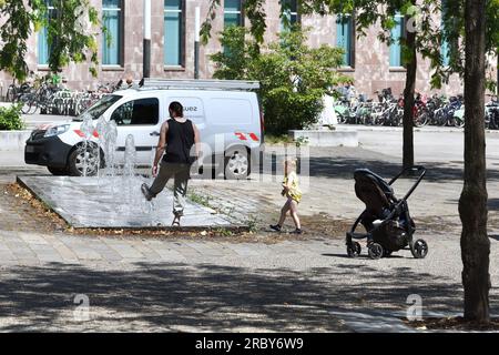 Strasbourg, France. 11 juillet 2023. La canicule estivale s’intensifie en France et en Europe. Résidents, travailleurs et touristes cherchent une protection contre les températures élevées, qui atteignent près de 40 degrés dans certaines villes françaises. 11 juillet 2023, à Strasbourg Nord-est de la France. Photo de Nicolas Roses/ABACAPRESS.COM crédit : Abaca Press/Alamy Live News Banque D'Images