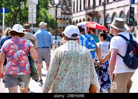 Strasbourg, France. 11 juillet 2023. La canicule estivale s’intensifie en France et en Europe. Résidents, travailleurs et touristes cherchent une protection contre les températures élevées, qui atteignent près de 40 degrés dans certaines villes françaises. 11 juillet 2023, à Strasbourg Nord-est de la France. Photo de Nicolas Roses/ABACAPRESS.COM crédit : Abaca Press/Alamy Live News Banque D'Images