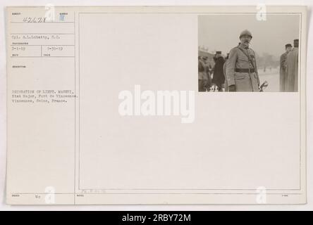 CPL. A.L. Lubatty du corps des signaux a photographié la décoration du lieutenant Massui de l'Etat Major au fort de Vincennes à Vincennes, Seine, France. Cette image a été prise le 1 décembre 1919. Banque D'Images