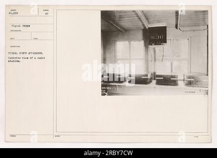 Vue intérieure d'une station de radio présentant les activités militaires américaines pendant la première Guerre mondiale. Image prise par le photographe de signal corps et a reçu le numéro 41,952. La photographie représente le symbole au signal corps Apparatus utilisé dans la station de radio. Banque D'Images