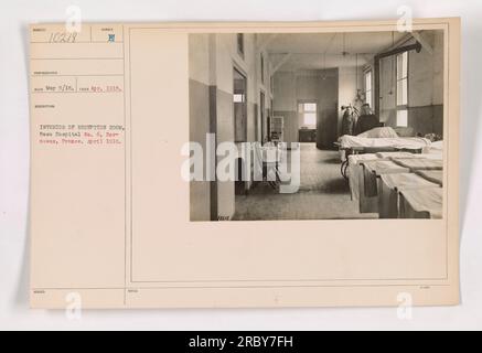 Vue intérieure de la salle de réception de l'hôpital de la base n°6 à Bordeaux, France pendant la première Guerre mondiale. La photographie a été prise en avril 1918 et faisait partie d'une collection documentant les activités militaires américaines pendant la guerre. L'image montre la disposition de la salle et les dispositions du mobilier en place à l'hôpital pendant cette période. Banque D'Images