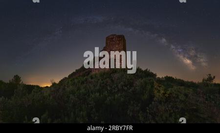 Panorama de l'arche Milkyway sur le château de Chera (Valence - Espagne) Banque D'Images