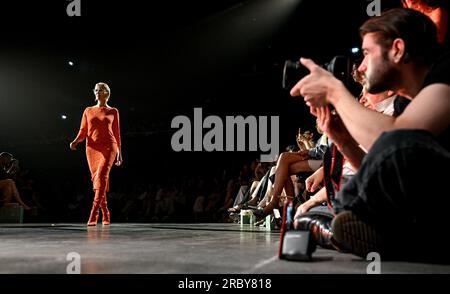 Berlin, Allemagne. 11 juillet 2023. Un modèle présente une création du designer Marcel Ostertag au WE.4.Fashion Day pendant la Fashion week de Berlin au Verdi Music Hall. Crédit : Britta Pedersen/dpa/Alamy Live News Banque D'Images