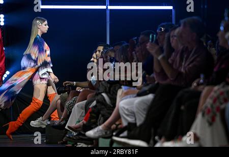 Berlin, Allemagne. 11 juillet 2023. Un modèle présente une création du designer Marcel Ostertag au WE.4.Fashion Day pendant la Fashion week de Berlin au Verdi Music Hall. Crédit : Britta Pedersen/dpa/Alamy Live News Banque D'Images