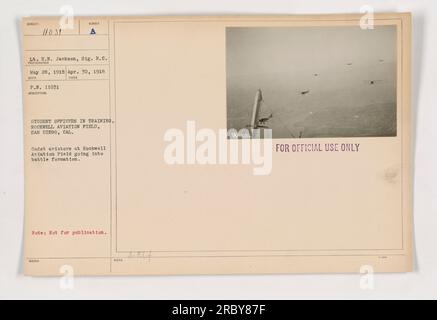 Des étudiants officiers en formation au Rockwell Aviation Field à San Diego, en Californie, ont été vus en formation de combat. La photo montre des aviateurs cadets se préparant pour des activités militaires pendant la première Guerre mondiale. L'image a été prise par le lieutenant E.N. Jackson, dans le signal Reserves corps le 30 avril 1918 et reçu le 28 mai 1918. Il n'est pas destiné à la publication et est destiné à un usage officiel seulement. Banque D'Images