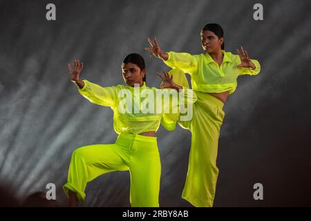 Madrid, Espagne. 8 juillet 2023. Les danseurs se produisent lors du concert M.I.A. au troisième jour du festival Mad Cool 2023 à Villaverde, Madrid. Sa musique combine des éléments d'alternative, de danse, d'électronique, de hip hop et de musique du monde avec des instruments électroniques et des échantillons. (Image de crédit : © Guillermo Gutierrez Carrascal/SOPA Images via ZUMA Press Wire) USAGE ÉDITORIAL SEULEMENT! Non destiné à UN USAGE commercial ! Banque D'Images