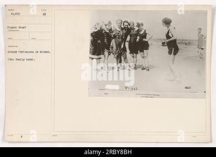 L'image représente une propagande allemande pendant la première Guerre mondiale en Norvège. Il montre des soldats de l'armée allemande prenant un bain, impliquant un sentiment de normalité et de camaraderie dans leur occupation. La photographie fait partie de la collection signal corps, code de référence 111-SC-41663. Banque D'Images