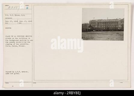 Les foules se rassemblent sur les bâtiments de la place de la Concorde à Paris, en France, pour assister à un défilé célébrant la signature de l'armistice pendant la première Guerre mondiale. La photographie, prise par Pvt. E.E. Evans, le 17 novembre 1918, montre l'atmosphère animée de la ville après la fin de la guerre. Banque D'Images