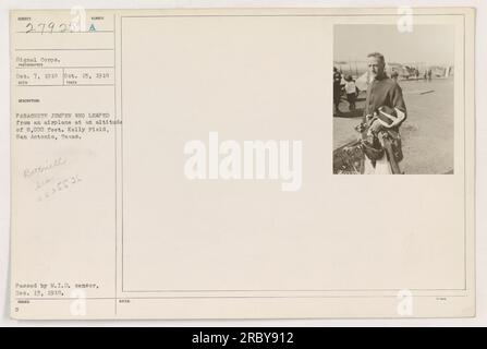 Soldat effectuant un saut en parachute depuis une altitude de 8 000 pieds à Kelly Field, San Antonio, Texas. Photo prise le 15 octobre 1918 par le signal corps. L'image est estampillée avec le numéro de référence 111-SC-27925 et a été reçue le 7 décembre 1918. Source : photographies des activités militaires américaines pendant la première Guerre mondiale. Banque D'Images