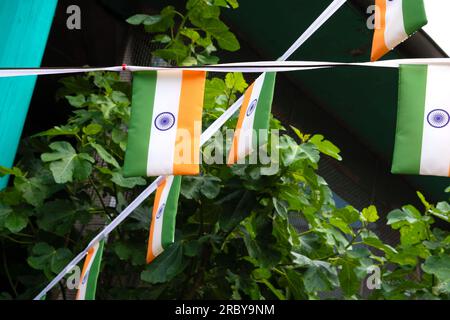 petits drapeaux de l'inde, guirlande dans la cour pour les vacances Banque D'Images