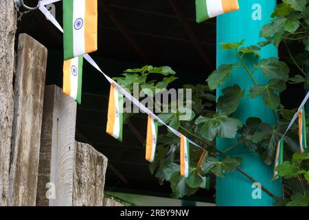 petits drapeaux de l'inde, guirlande dans la cour pour les vacances Banque D'Images