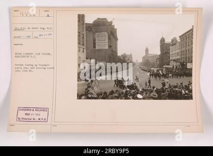 L'image montre la troisième Liberty Loan Parade à Washington D.C pendant la première Guerre mondiale La parade arrive sur Pennsylvania Avenue et tourne vers le nord dans la 15th St. L'hôtel Occidental et restaurant 999285 B peut être vu en arrière-plan. La photographie a été censurée et publiée le 4 mai 1918 par la branche historique, W.P.D. Banque D'Images