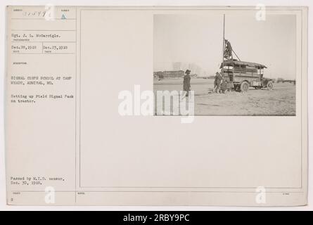 Sgt. J. L. McGarrigle installant un pack de signaux de terrain sur un tracteur dans une école de signal corps à Camp Meade, Maryland. La photographie a été prise le 23 décembre 1918 par un photographe non identifié. L'image a été approuvée par le censeur du M.I.D. le 30 décembre 1918. Banque D'Images