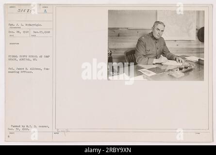 Image du sergent J. L. McGarrigle à une école signal corps à Camp Meade, amiral, MD. Le commandant sur la photo est le colonel James B. Allison. Cette photo a été prise le 23 décembre 1918. Il a été adopté par le censeur du M.I.D. le 30 décembre 1918. Banque D'Images