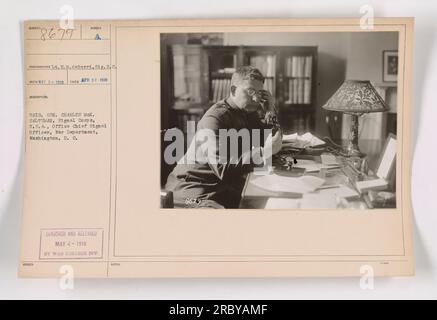 Photographie prise le 22 avril 1919 par le lieutenant R.M. deBerri du SIG. R.C. représentant Brig. Général Charles MCK. Saltman, responsable des transmissions aux États-Unis Armée, recevant un numéro A émis par le département de la Guerre à Washington, DC Cette image a été censurée et publiée le 4 mai 1918 par la Division War College. Banque D'Images